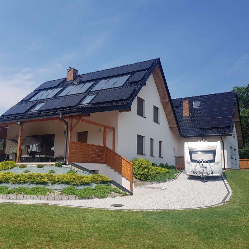Dom z panelami słonecznymi
